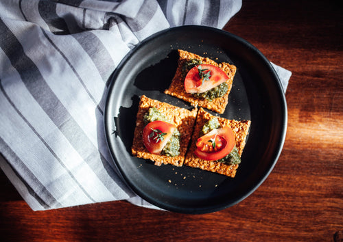 Sundried Tomato and Almond Crackers from Make it Raw. Made with activated almonds, organic flaxseed and sundried tomatoes.